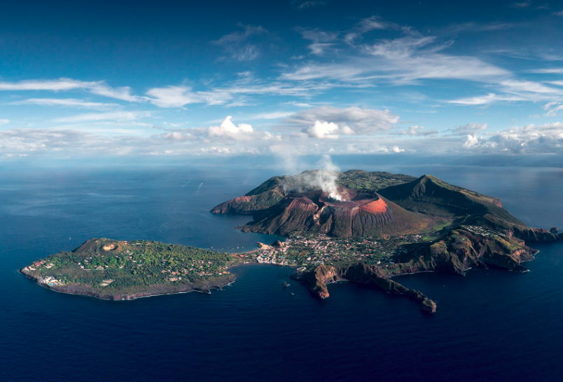 Paura a Vulcano: preoccupano le emissioni nocive di gas, ipotesi di unโeruzione freatica