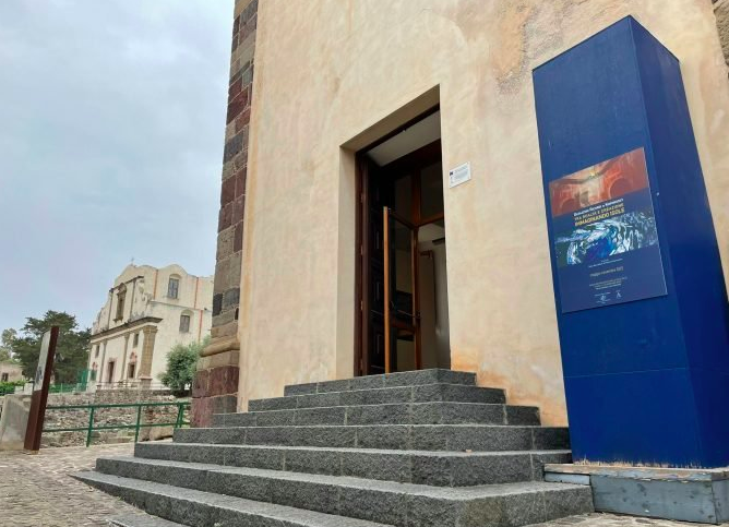 A Lipari “Immaginando isole”, gli scatti sovrapposti e liquidi di Gavazzeni Ricordi e Koporossy