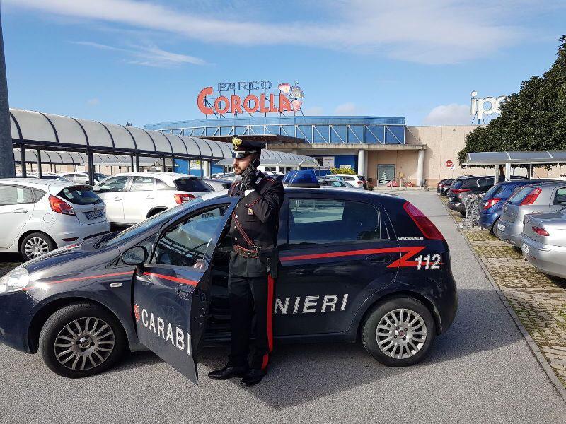 Milazzo, sorpresa a rubare vestiti per 300 euro al Parco Corolla: in manette una donna