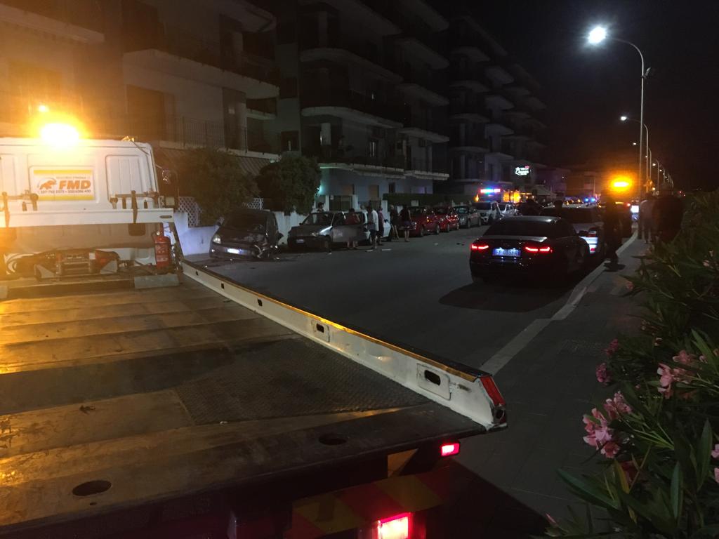 Milazzo, auto sbanda per 50 metri a Ponente e si schianta su decine di veicoli parcheggiati