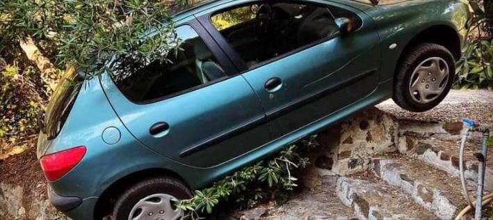 Capo Milazzo, autista sbadato dimentica il freno a mano: la vettura resta in bilico per ore