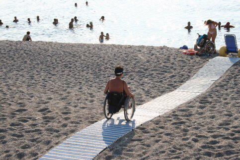 Milazzo, l’ex sindaco Italiano dร voce ai disabili: “piรน assistenza per l’accesso al mare”