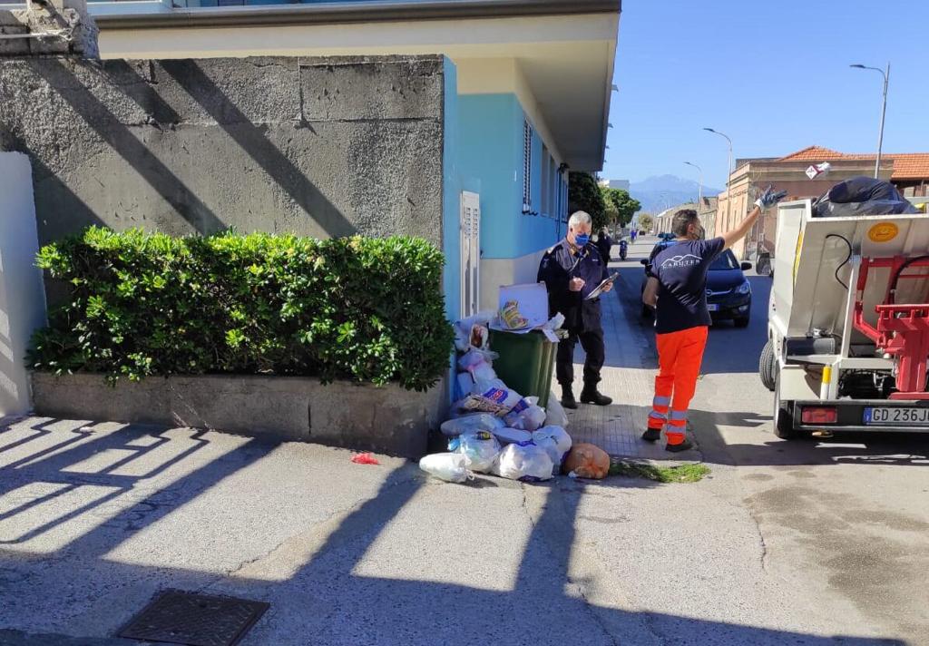 Milazzo, ancora rifiuti “gettati” senza regole: fototrappole sanzionano 60 furbetti