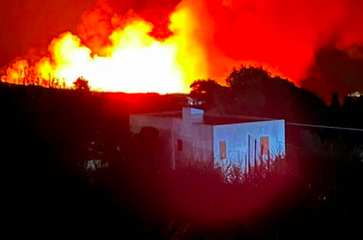 Paura e fuoco nella notte a Lipari, spaventoso incendio: bruciano sette ettari