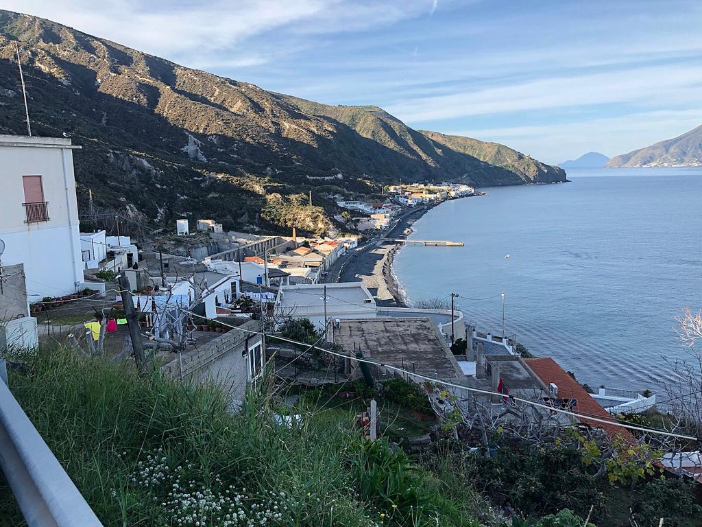 Tragedia a Lipari, uomo si suicida in un terreno di Acquacalda