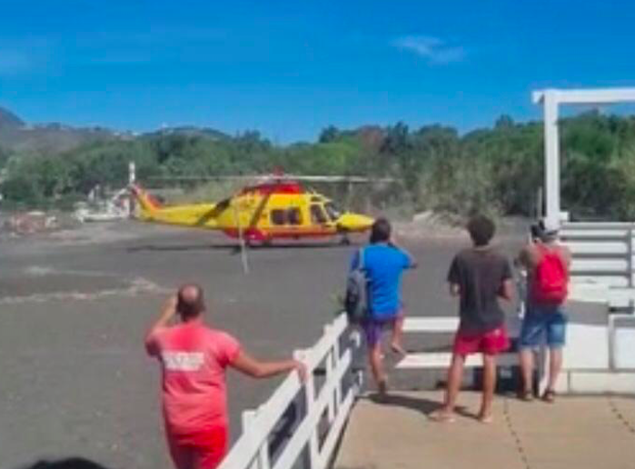 Paura a Vulcano, 80enne tedesco colto da un malore rischia di annegare: salvato in extremis