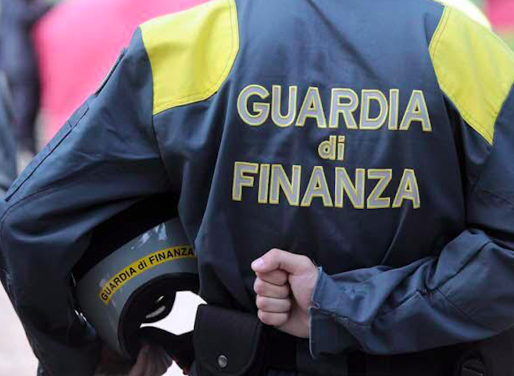 Pozzallo, 377 animali trasportati verso Malta: sequestrati 300 testuggini e 77 pappagalli