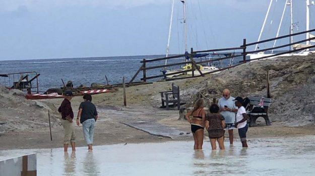 Vulcano, la pozza dei fanghi è proibita ai bagni: turisti si immergono nel laghetto vietato