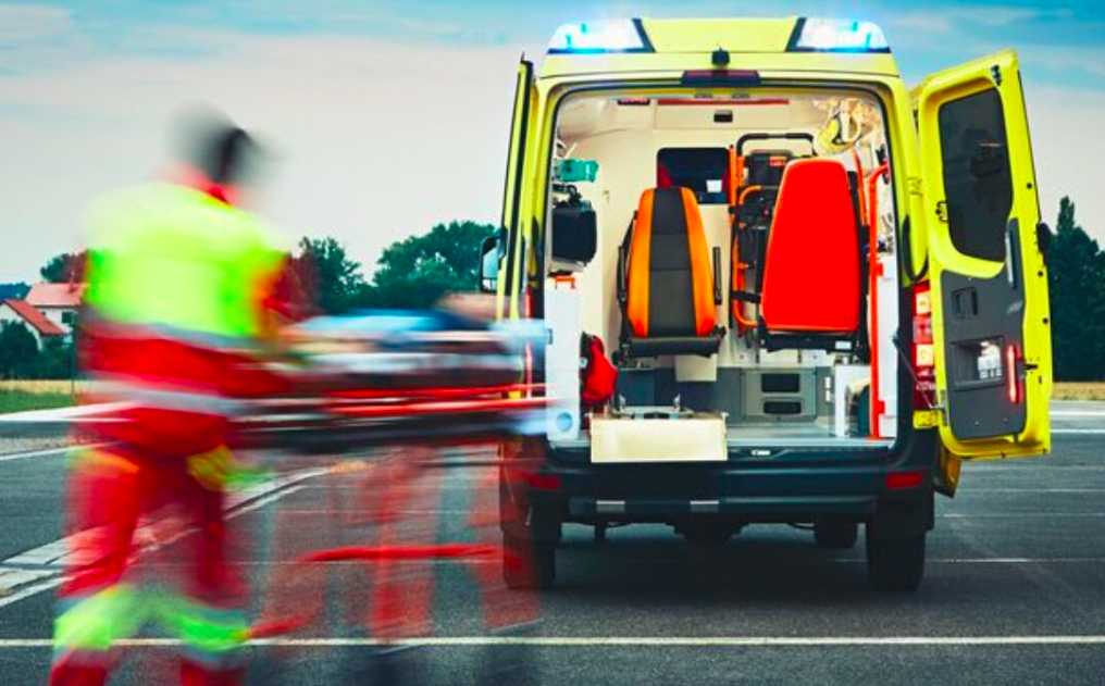 Messina, auto si ribalta in viale Regina Elena: traffico in tilt e una donna ferita