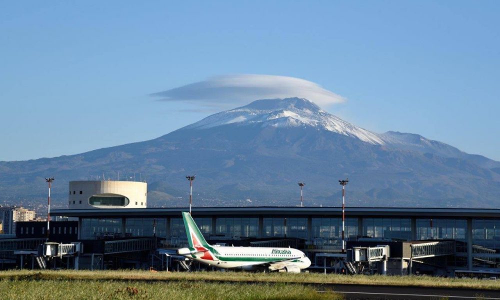 Etna in eruzione, riaperto lโaeroporto di Catania: ripartono gli arrivi, diversi voli dirottati