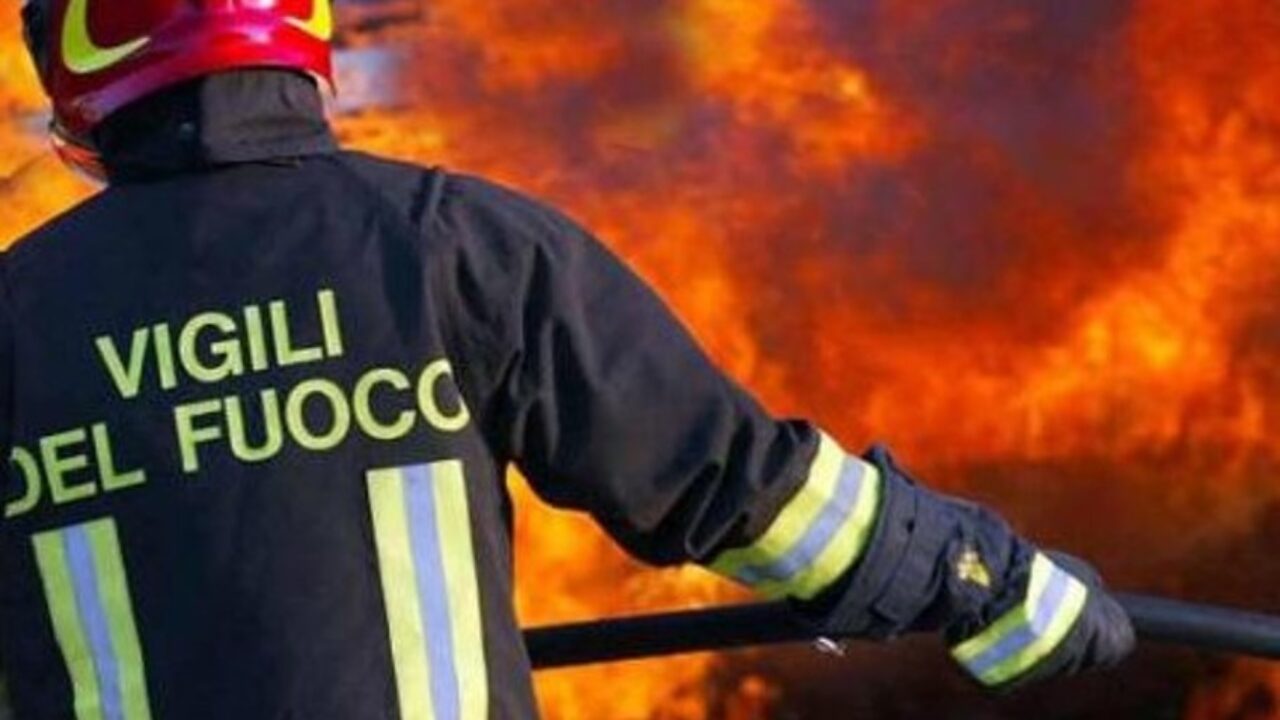 Incendi in Sicilia, nuova giornata di emergenza: decine di roghi da Palermo a Catania