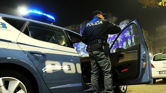 Marsala, folla contro il presunto ladro d’appartamento: rischio linciaggio, interviene la Polizia