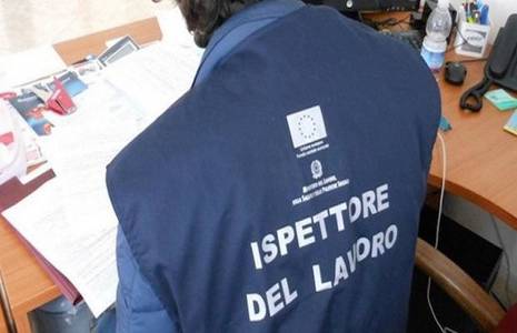 Barcellona, cantieri edili nel mirino tra ponteggi senza protezioni e sicurezza carente: scattano le sanzioni