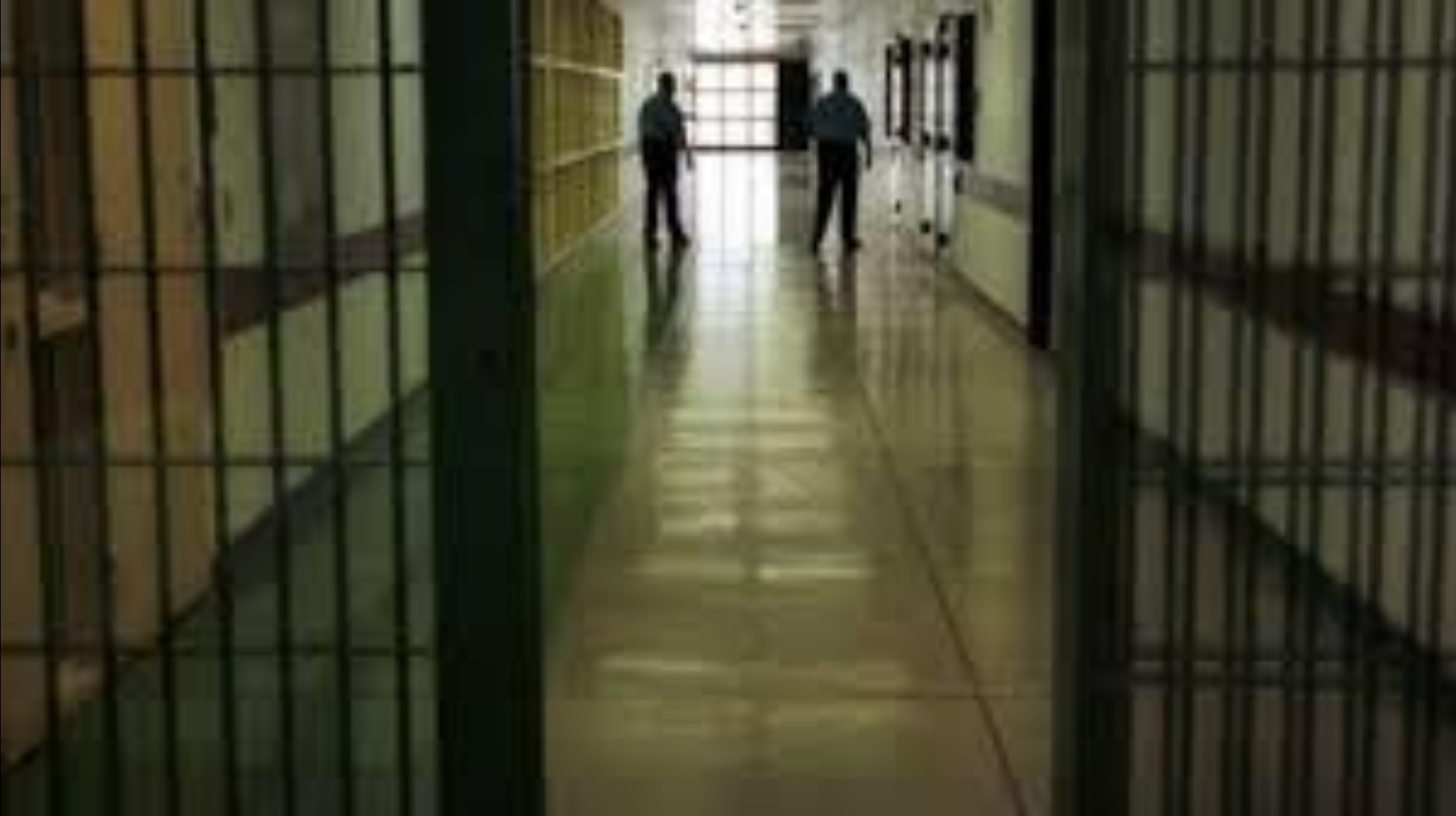 Il carcere di Barcellona come un polveriera: detenuto ferisce 4 agenti