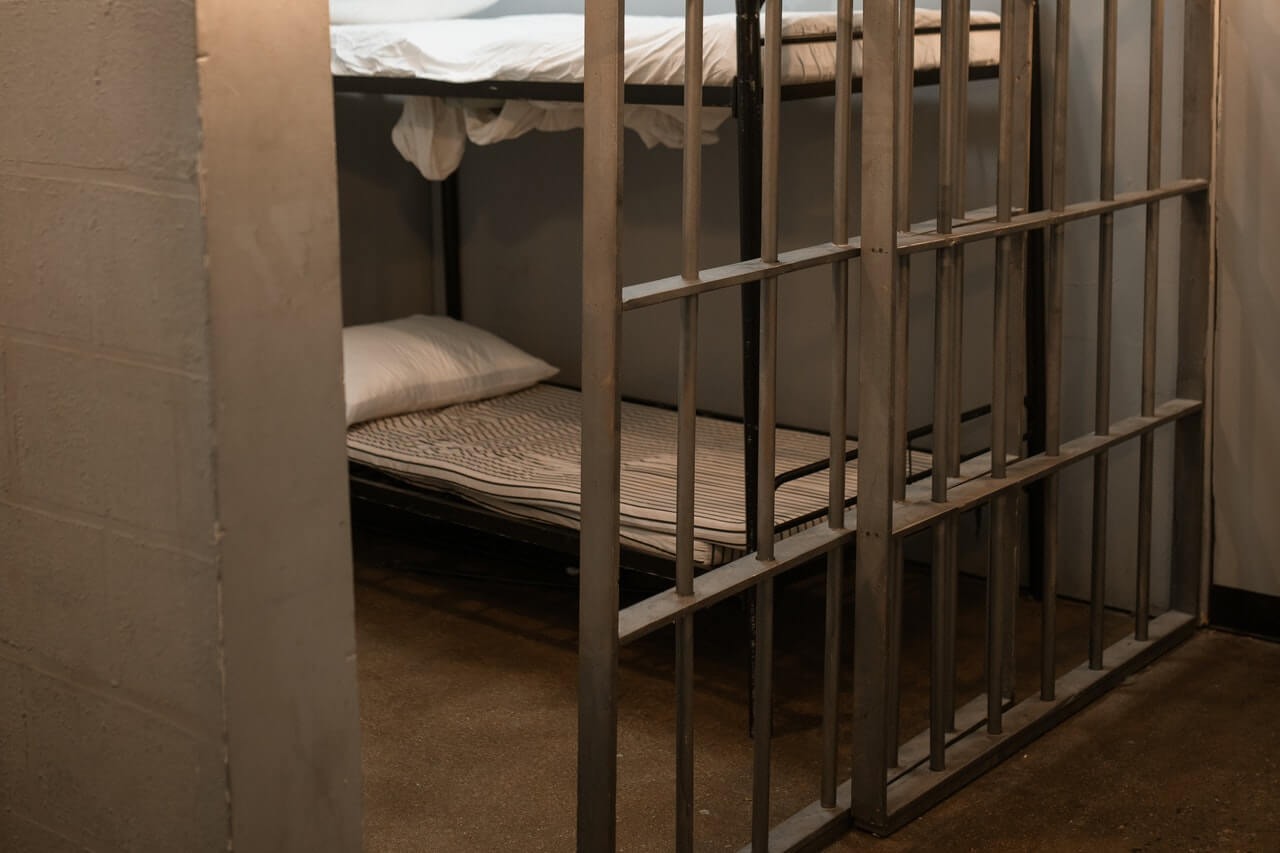 Carcere di Barcellona, detenuto violento sputa alla Direttrice e ferisce tre agenti