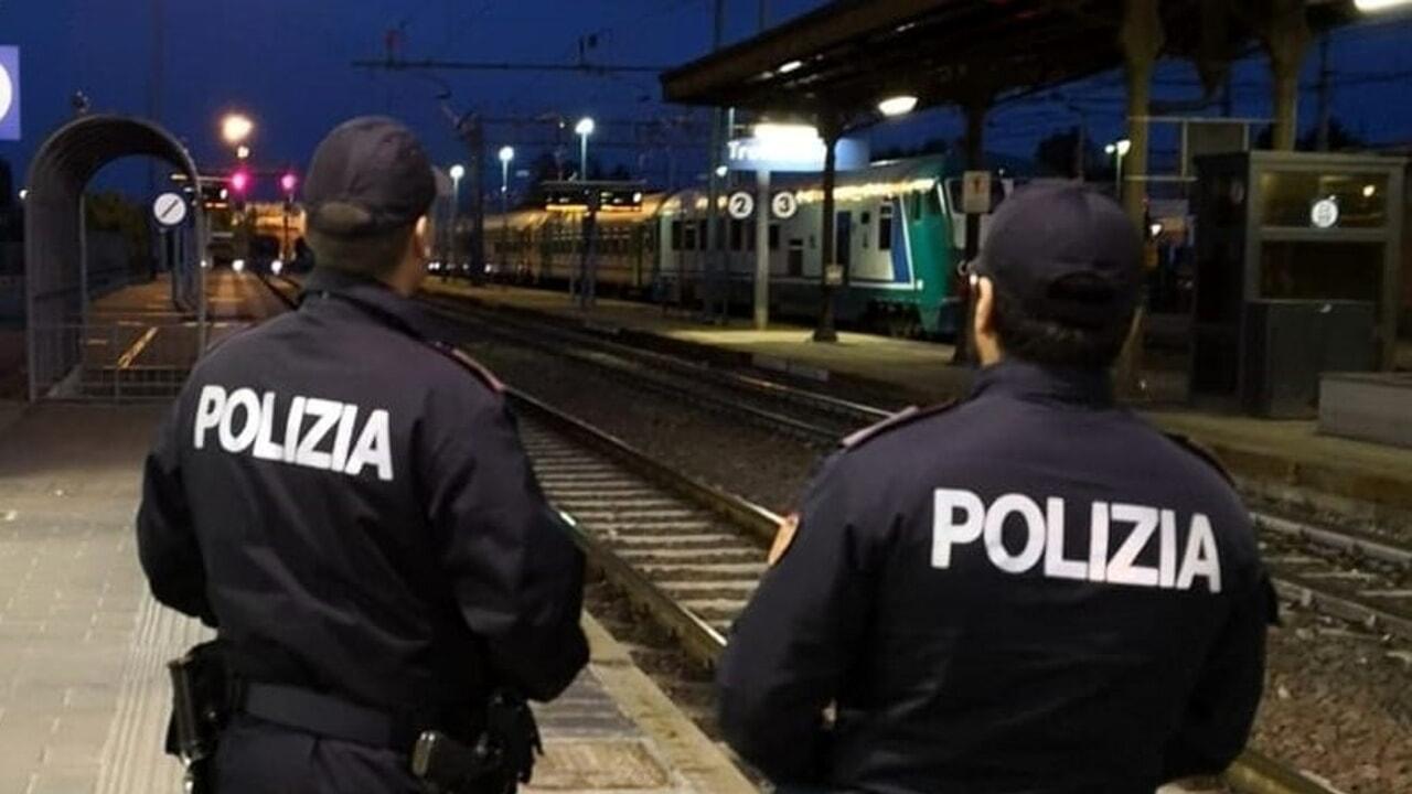 Attraversa i binari con la bici per andare a Barcellona: treno travolge un giovane