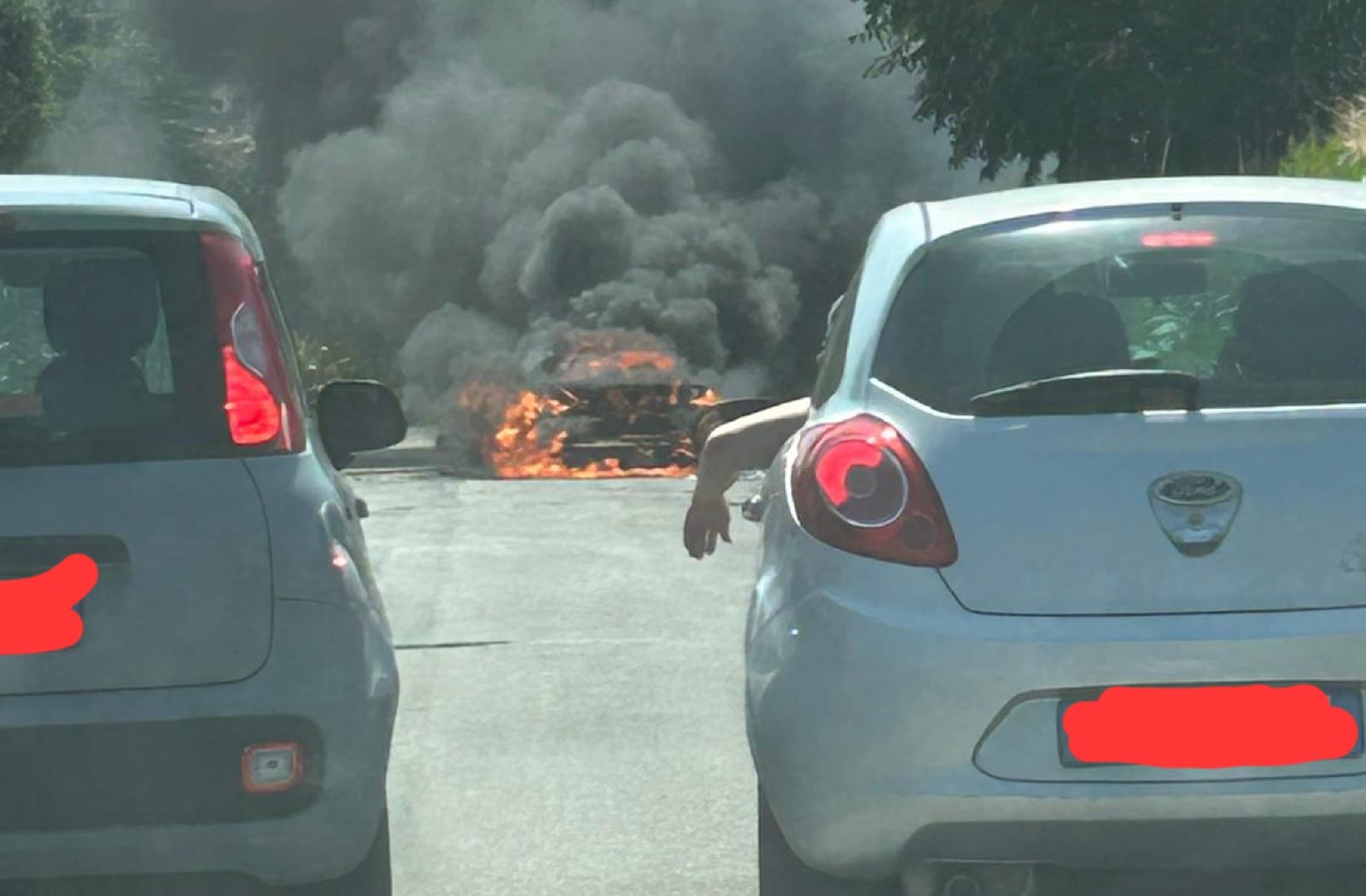 Paura a Barcellona, auto prende fuoco in strada: l’allarme dei residenti