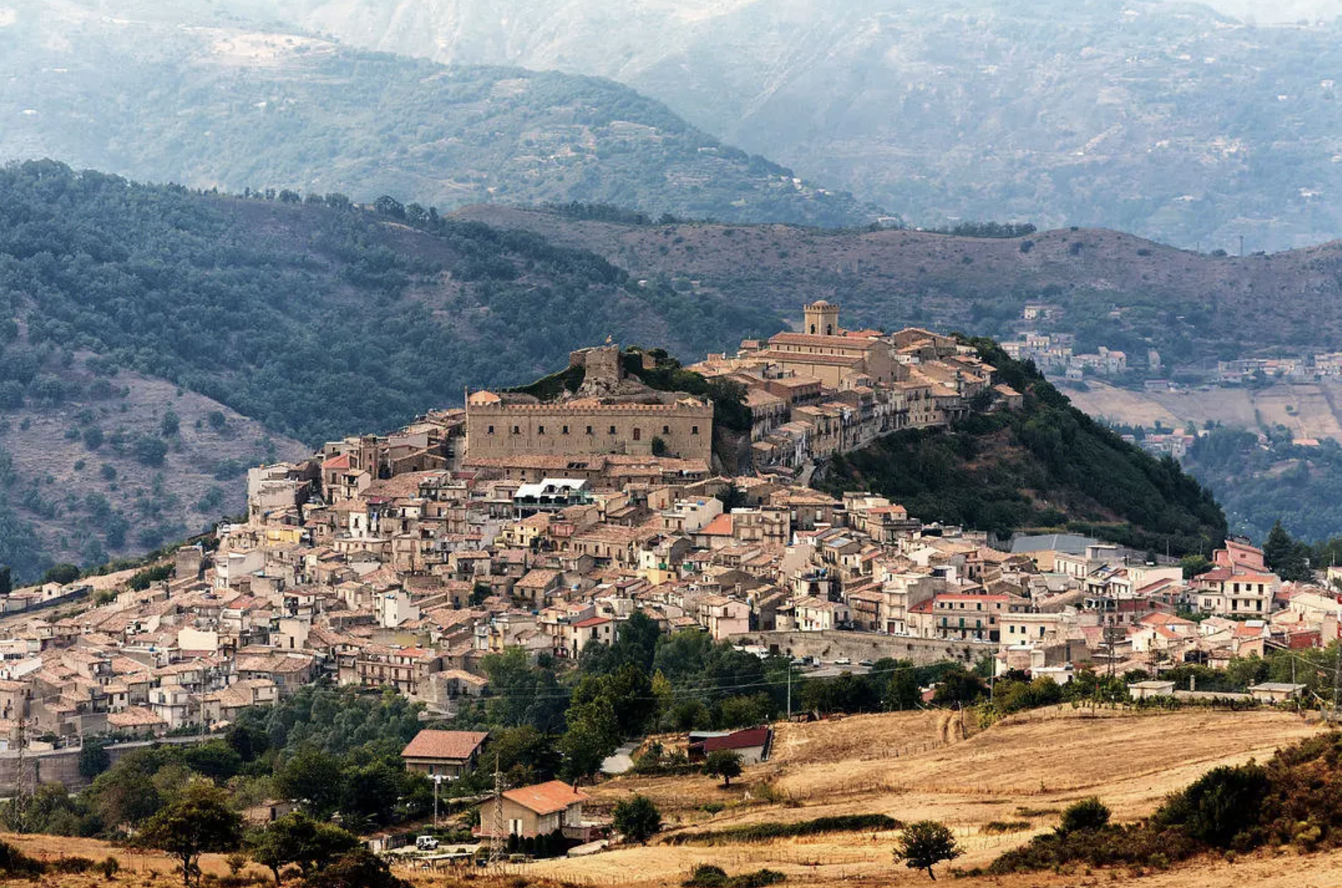 Giornate Europee del Patrimonio 2025: scopri il fascino del Castello di Montalbano Elicona e dei megaliti dell’Argimusco