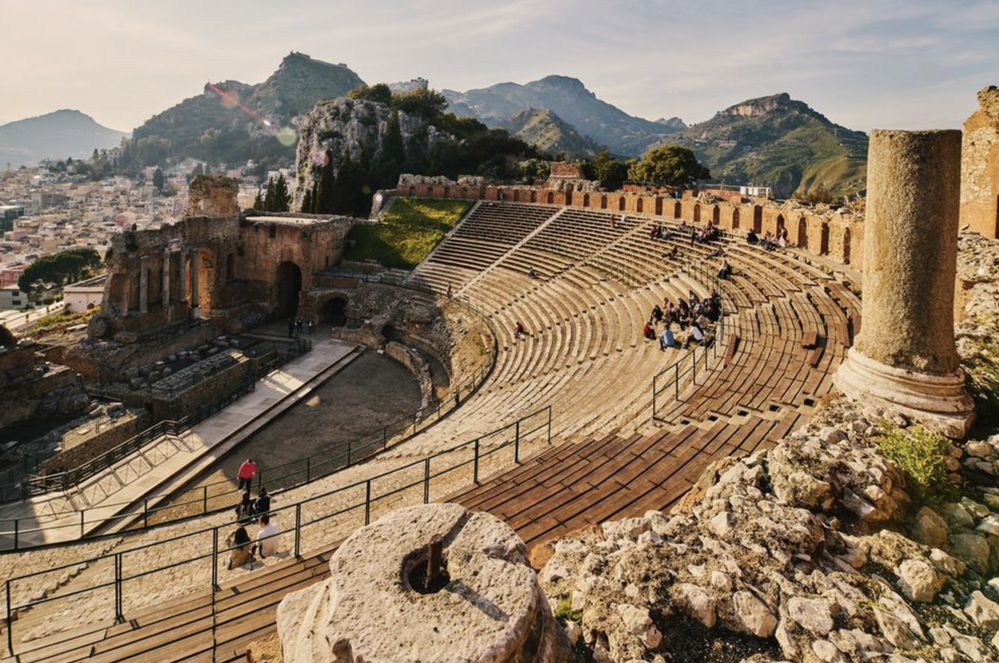 Teatri Antichi e Scenari Moderni in Sicilia: Un Viaggio tra Storia, Spettacolo e Cultura