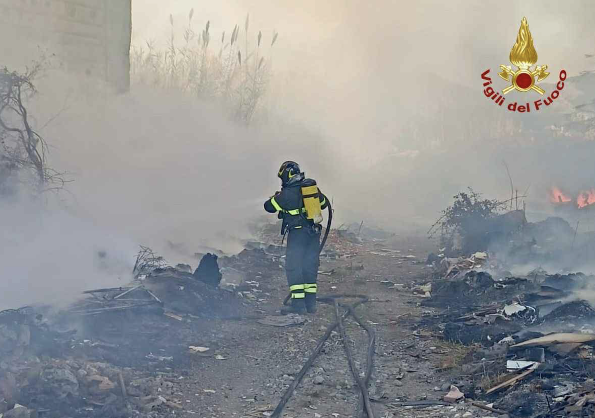 Barcellona Pozzo di Gotto, incendio in discarica sotto il cavalcavia: Vigili del Fuoco completano la bonifica