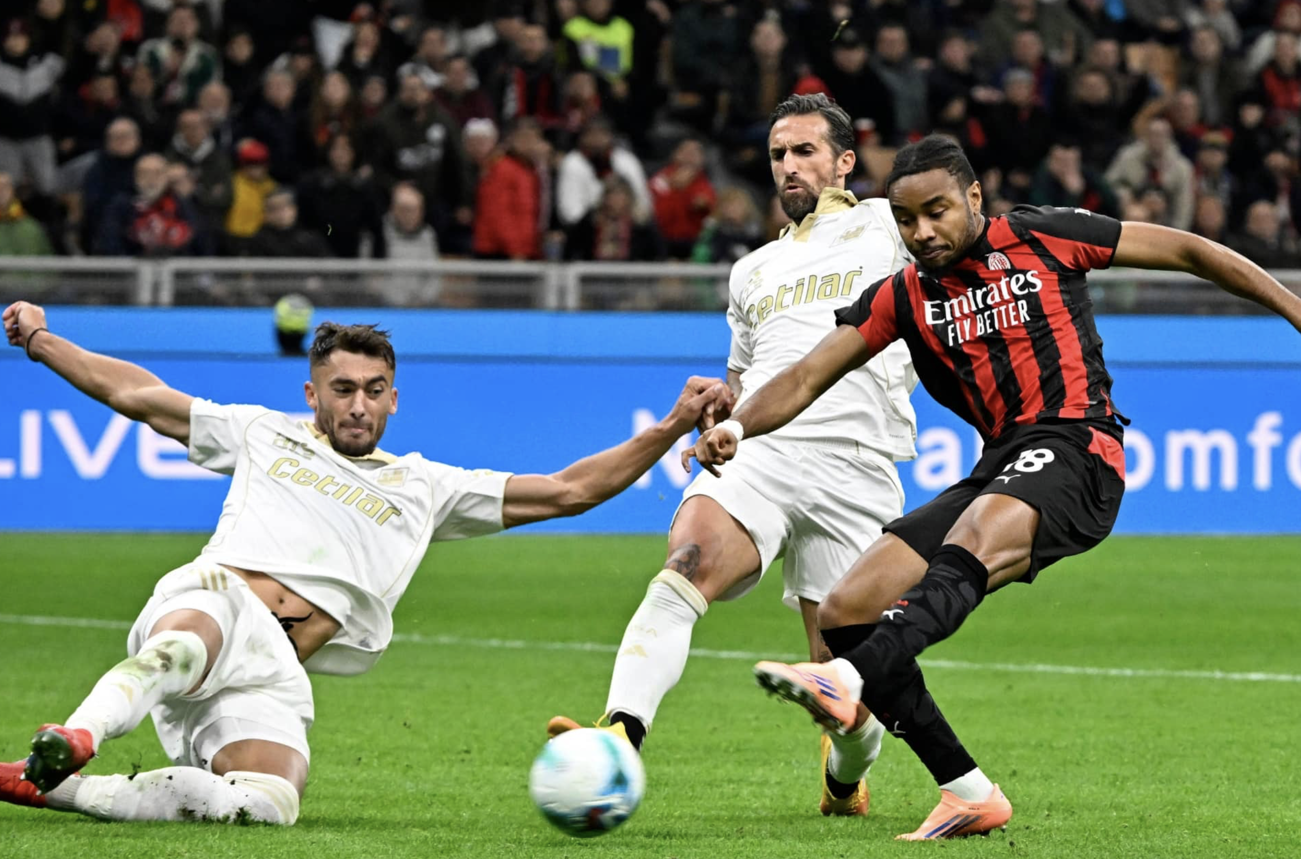 Milan beffato dal Pisa: Athekame salva i rossoneri in rimonta all’ultimo respiro