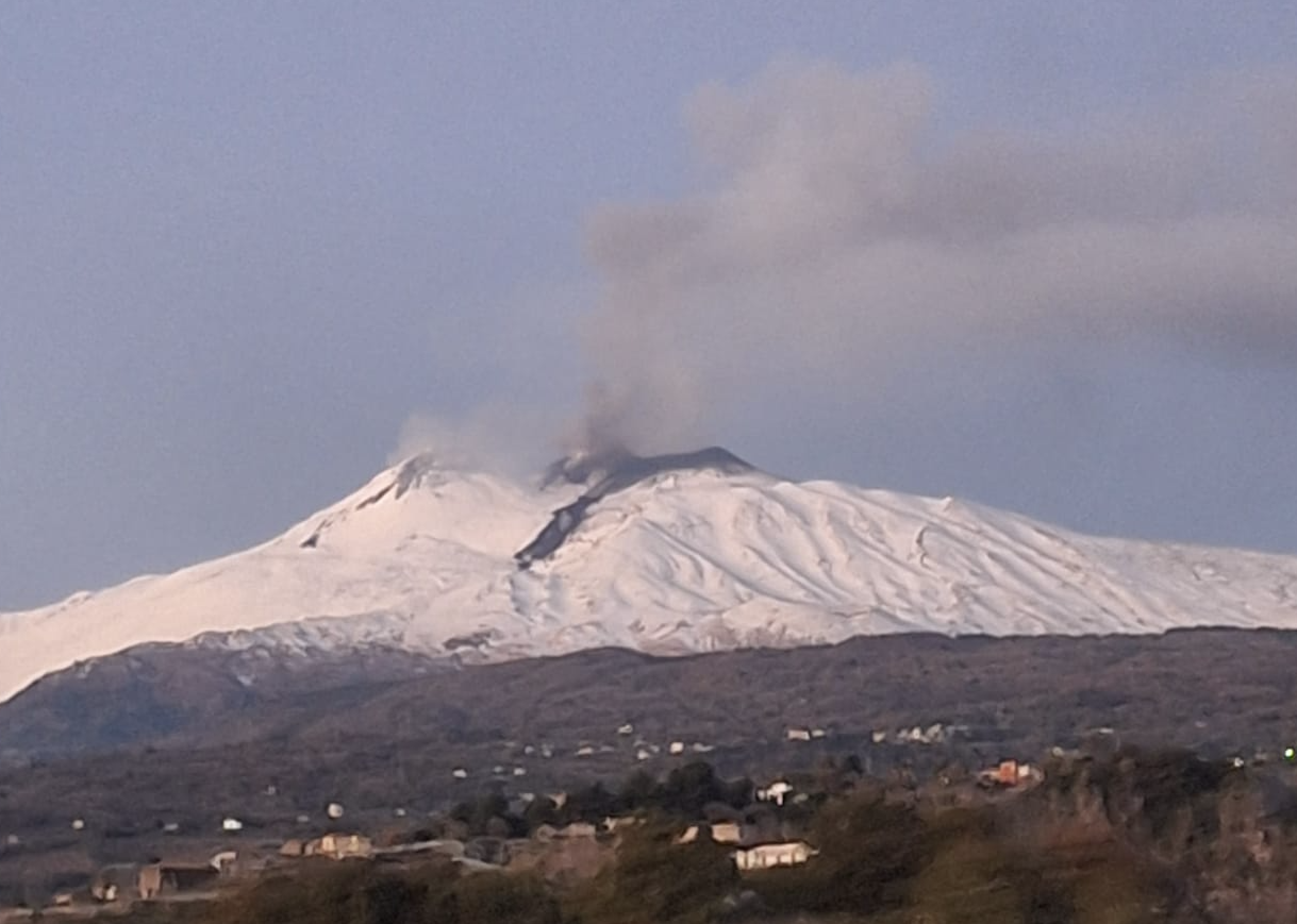 Etna, campo lavico ancora attivo in Valle del Bove: nuovi flussi e monitoraggio costante dellโINGV