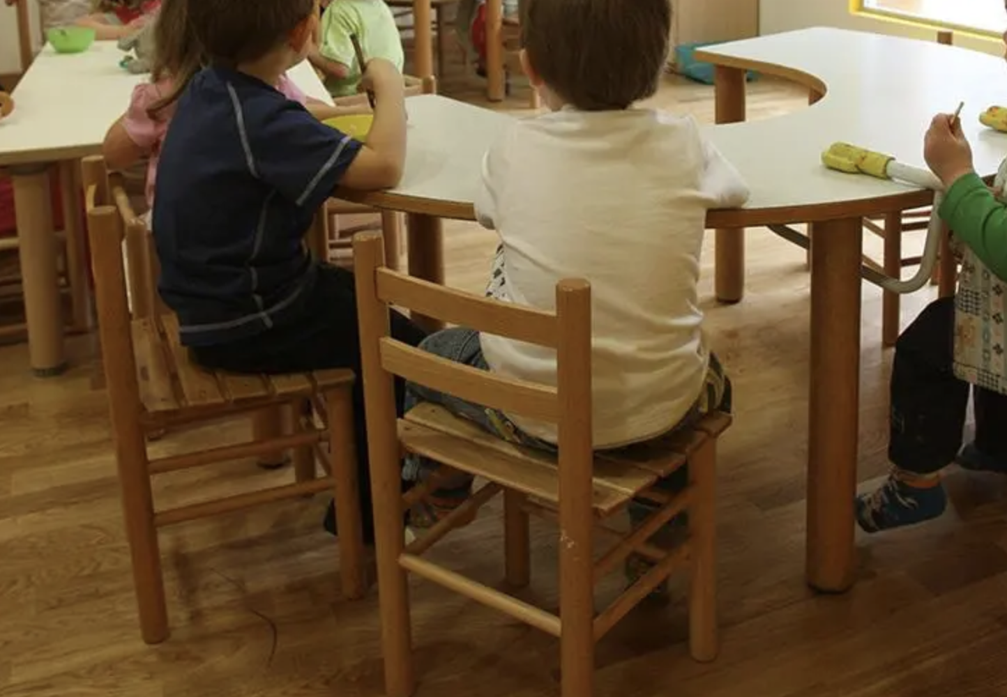 Tentativo di rapimento all’asilo di Barcellona: finto nonno conosceva il nome della bambina, allerta tra i genitori