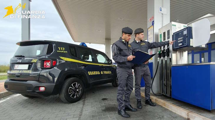 Barcellona, maxi operazione su un distributore carburanti: 58 lavoratori irregolari e sanzioni per 570mila euro ai titolari