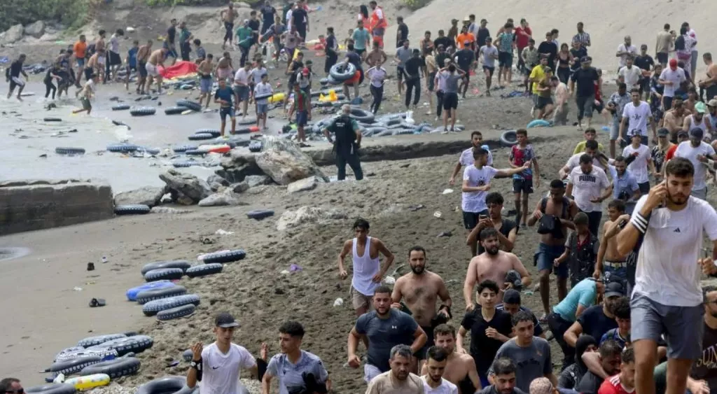 Ceuta, scontro Italia-Spagna sui migranti: Albares accusa Roma, “scelte dettate dal consenso elettorale”