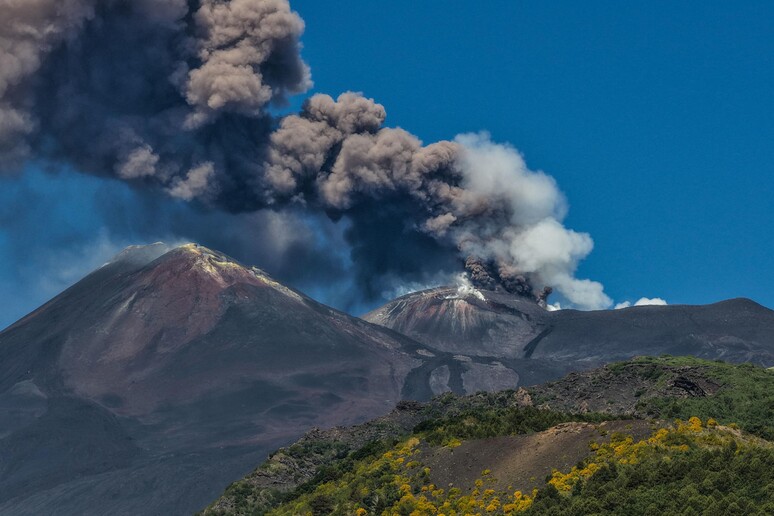 Etna, scatta di nuovo lโallerta rossa per il traffico aereo: cenere verso sud-ovest