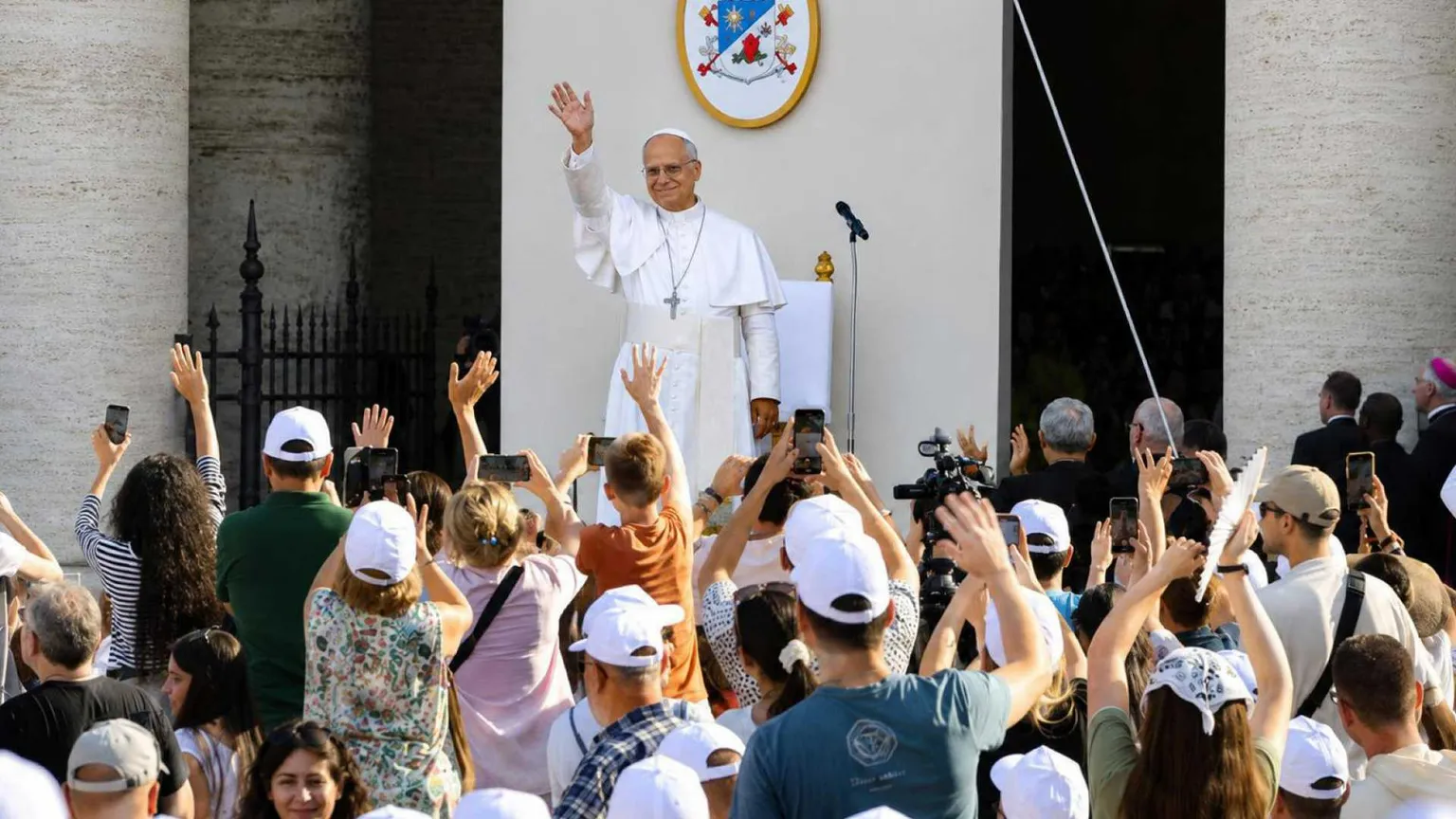 Papa Leone XIV ad Assisi incontra i giovani: โSiate costruttori di pace, il coraggio delle scelte definitive รจ rivoluzionarioโ