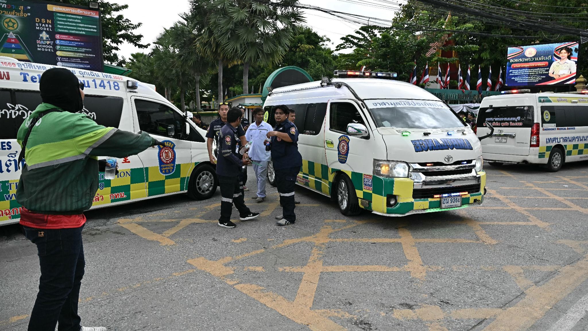 Sparatoria in una scuola vicino Bangkok, sette morti e 15 feriti: studente uccide nonni prima dellโattacco