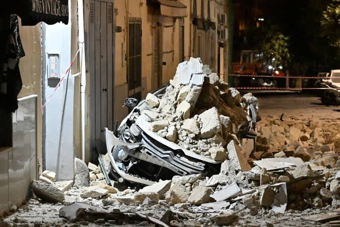 Campi Flegrei, notte di paura dopo il terremoto: migliaia in strada e 26 feriti. Continuano le verifiche sugli edifici